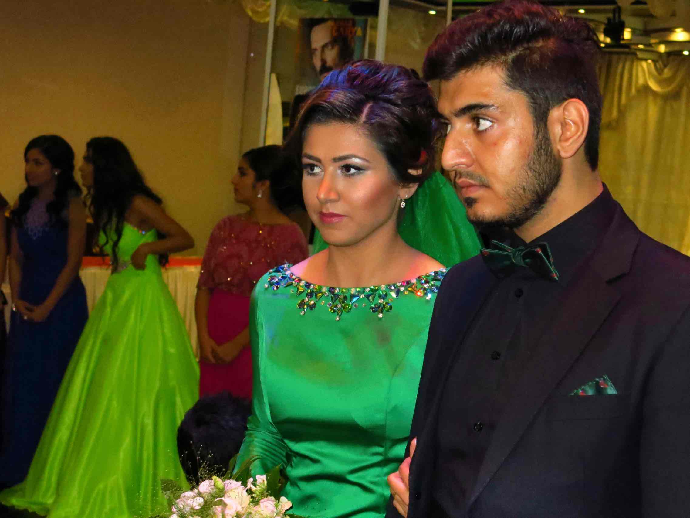 Brudeparret ankommer til festen